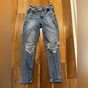 AE STRIGID ripped mom jean - size 2 regular - blown out blue